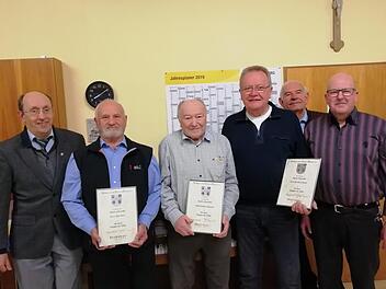 Ehrungen und Auszeichnungen beim Männergesangverein (von links): Siegfried Gottwald (Vorsitzender Sängergruppe Bad Kissingen), Theo Ebert (50 Jahre aktives Singen), Hilmar Hofmann (70 Jahre aktives Singen), Reinhart Reuter (50 Jahre aktives Singen), Wolf-Dieter Bogner (Chorleiter) und MGV-Vorsitzender Werner Meder.  Foto: Thomas Reuter