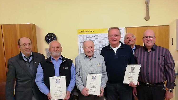 Ehrungen und Auszeichnungen beim Männergesangverein (von links): Siegfried Gottwald (Vorsitzender Sängergruppe Bad Kissingen), Theo Ebert (50 Jahre aktives Singen), Hilmar Hofmann (70 Jahre aktives Singen), Reinhart Reuter (50 Jahre aktives Singen), Wolf-Dieter Bogner (Chorleiter) und MGV-Vorsitzender Werner Meder.  Foto: Thomas Reuter