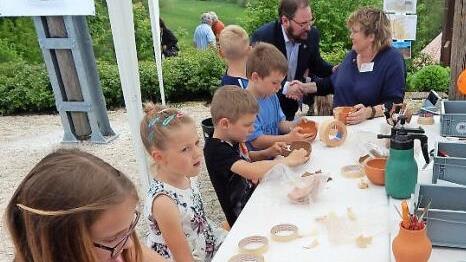 Die Kinder durften sich als Hobby-Archäologen versuchen, das machte ihnen viel Spaß.