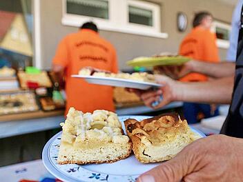 Zahlreiche Besucher lie&szlig;en sich die leckeren Blechkuchen in allen Variationen schmecken.
