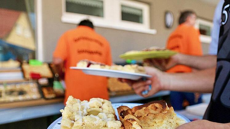 Zahlreiche Besucher lie&szlig;en sich die leckeren Blechkuchen in allen Variationen schmecken.