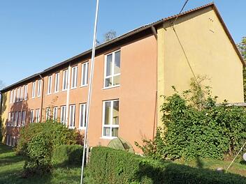 Das Aussehen der ehemaligen Schule der Stadt Kupferberg wird sich bald ändern. Die noch detailliert zu erarbeitende Konzeption sieht auch die Einrichtung einer Tagespflege vor.  Foto: kpw