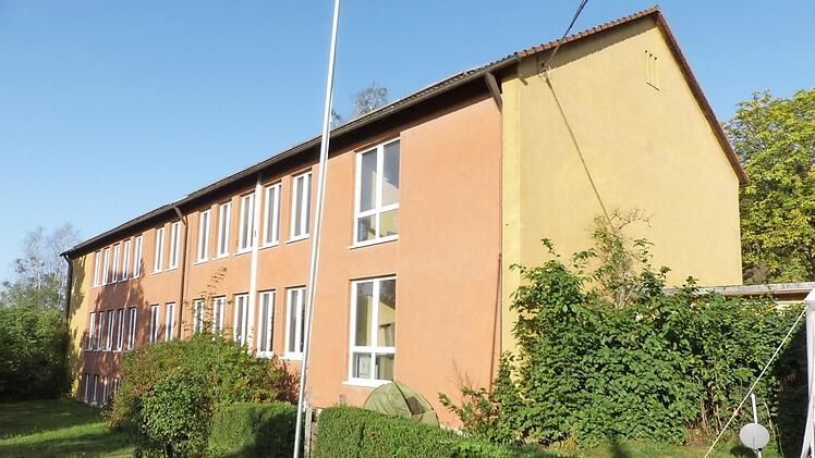 Das Aussehen der ehemaligen Schule der Stadt Kupferberg wird sich bald ändern. Die noch detailliert zu erarbeitende Konzeption sieht auch die Einrichtung einer Tagespflege vor.  Foto: kpw