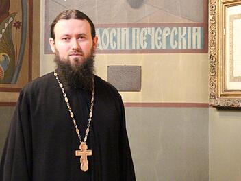 Priester Alexej Lemmer steht vor großen Herausforderungen im Zusammenhang mit den anstehenden Sanierungsarbeiten. Foto: Benedikt Borst