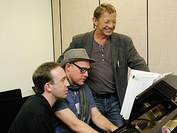 Peter Neder probiert mit zwei Musikern einen neuen Song aus. Unser Foto entstand im Jahr 2011. Winfried Ehling