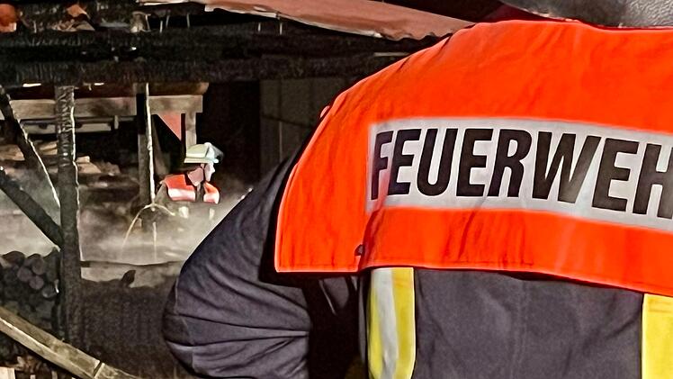 Scheune und Unterstand geraten in Vollbrand