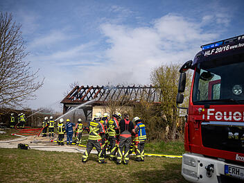 &Uuml;ber 80 Einsatzkr&auml;fte bei Gro&szlig;brand einer Feldscheune: Rettungswagen f&auml;hrt sich auf Weg zum Einsatz fest
