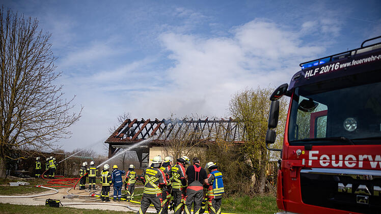 &Uuml;ber 80 Einsatzkr&auml;fte bei Gro&szlig;brand einer Feldscheune: Rettungswagen f&auml;hrt sich auf Weg zum Einsatz fest