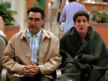 Der v&auml;terliche Sexualunterricht des M&ouml;chtegern-Daddy-Cool (Eugene Levy, links) bei seinem Sohn Jim (Jason Biggs) ist wieder einmal fehlgeschlagen.