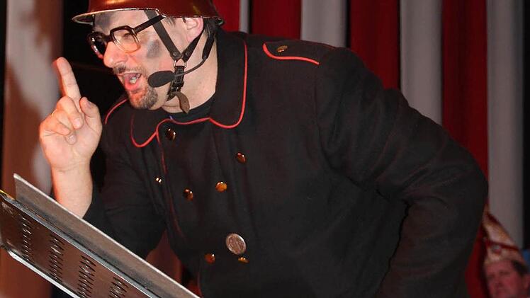 Feuerwehrmann Stefan Wicklein weist auf die Brandschutzbestimmungen hin.