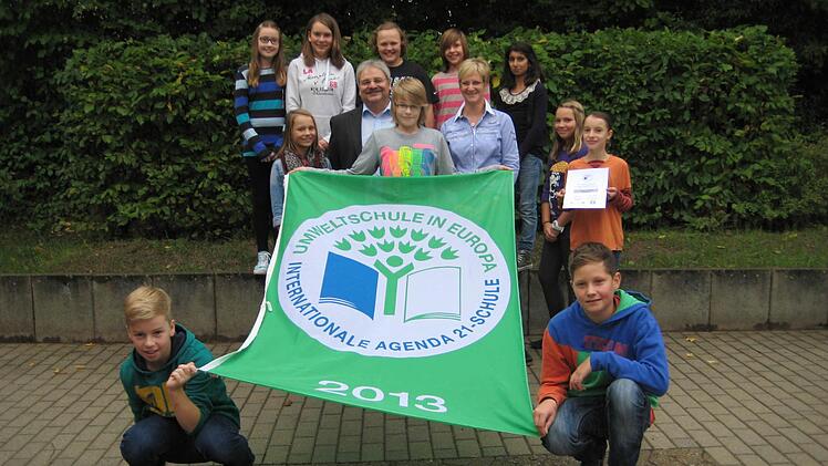 Die Schüler freuen sich über die Auszeichnung als Umweltschule. Mit im Bild Heike Schnödt und Schulleiter Rudolf Kodalle