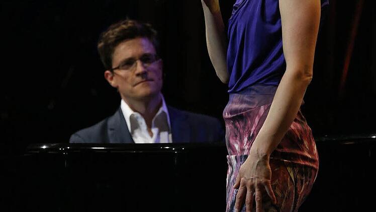 Bodo Wartke mit seiner Duettpartnerin Melanie Haupt