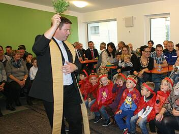 Pfarrer Matthias Steffel weiht den neuen Kindergarten ein. Foto: Mathias Erlwein