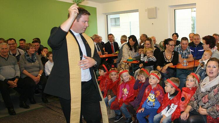 Pfarrer Matthias Steffel weiht den neuen Kindergarten ein. Foto: Mathias Erlwein
