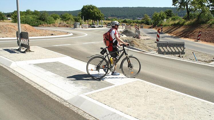 Noch hatte dieser Radfahrer den Kreisverkehr für sich alleine, noch ... Foto: Paul Ziegler