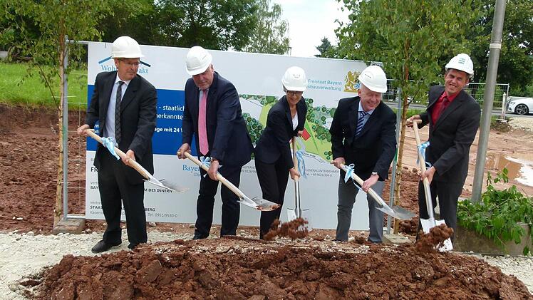 Der symbolische Spatenstich in der Haßfurter Straße (von links): Jürgen König, Norbert Tessmer, Petra Platzgummer-Martin, Bernd Klein, Markus Schötz. Foto: Lothar Weidner