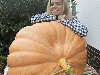 Linda Neubauer ist stolz auf ihren 116 Kilogramm gelb-orangenen Riesen. Ihr Ziel für 2017 ist: Ein 200 Kilo schwerer Kürbis. Foto: V. Schadeck
