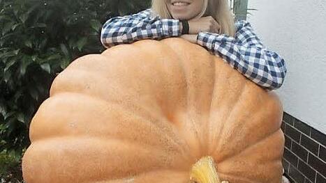 Linda Neubauer ist stolz auf ihren 116 Kilogramm gelb-orangenen Riesen. Ihr Ziel für 2017 ist: Ein 200 Kilo schwerer Kürbis. Foto: V. Schadeck