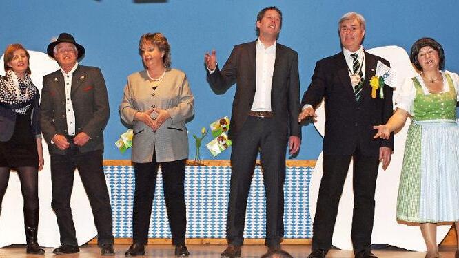 Die Singspielteilnehmer beim abschlie&szlig;enden Lied (von links): Simone Holzschuh als Emmi Zeulner, Richard Woock (Franz Josef Strau&szlig;), Juliane Habermann (Angela Merkel), Andr&eacute; Roder (Markus S&ouml;der), Stephan Kerkhoff (Horst Seehofer) und Edith G&uuml;thlein (Ilse Aigner) Fotos: Alfred Thieret