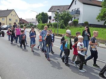 Die kleinen Kerwasburschen und -mädchen beim Einholen des Kirchweihbaumes. Foto: Heidi Amon