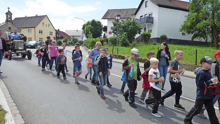 Die kleinen Kerwasburschen und -mädchen beim Einholen des Kirchweihbaumes. Foto: Heidi Amon