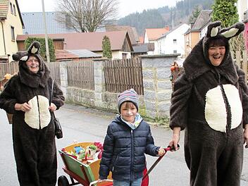 Auch in diesem Jahr zogen sie wieder am Ostersamstag durch die Straßen und halfen dem Osterhasen bei der Arbeit: Linde Kolb (rechts) und Sybille Simon aus Steinwiesen.  Foto: Susanne Deuerling