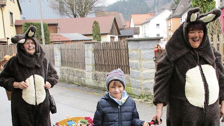 Auch in diesem Jahr zogen sie wieder am Ostersamstag durch die Straßen und halfen dem Osterhasen bei der Arbeit: Linde Kolb (rechts) und Sybille Simon aus Steinwiesen.  Foto: Susanne Deuerling