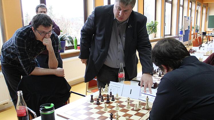 Eine Szene nach einer Zeitnotphase während der entscheidenden Partie. Schiedsrichter Ingo Thorn (Mitte) heißt Michal Michalek sein Partieformular auf eigene Zeit zu vervollständigen, während der spätere Meister Johannes Pfadenhauer (l.) die Zeit nutzt, kurz mal aufzustehen und sich die Beine zu vertreten. Foto: Markus Häggberg