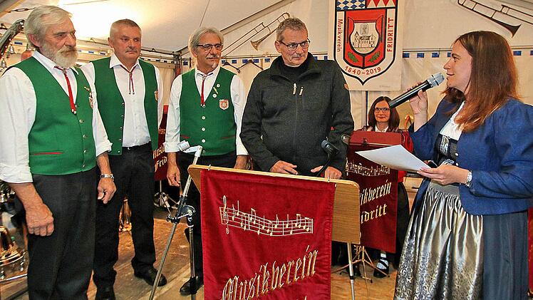 50 Jahre gehören Raimund Back, Werner Mauer, Waldemar Back und Rudolf  Fischer (von links nach rechts) dem Musikverein Fridritt an. Dafür wurden  sie von Birgit Döhler, der Kreisvorsitzenden des Nordbayerischen  Musikbundes (rechts) ausgezeichnet. Foto: Dieter Britz