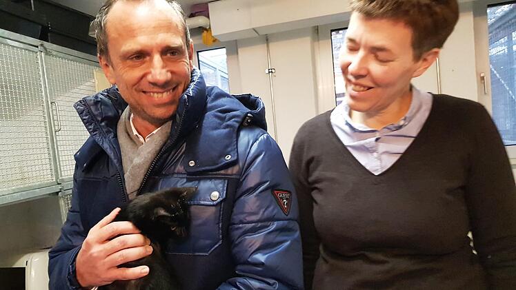 Freude an Katzen: Umweltminister Thorsten Glauber und Karin Adelmann, die Zweite Vorsitzende des Tierschutzvereins.  Foto: Ekkehard Roepert