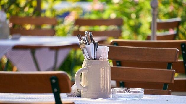 Essen mit Abstand: In bayerischen Biergärten und Restaurants wird nach der Wiedereröffnung ein Abstandsgebot von 1,5 Metern gelten.   Foto: Pixabay/Markus Distelrath