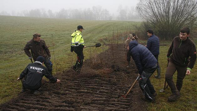 Das Klassenzimmer mit der freien Natur tauschten jüngst 20 Landwirtschaftsschüler bei einem Projekt des Landschaftspflegeverbands bei Großwalbur. Foto: Martin Rebhan