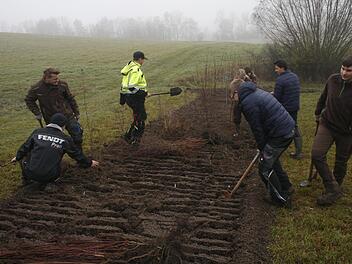 Das Klassenzimmer mit der freien Natur tauschten j&uuml;ngst 20 Landwirtschaftssch&uuml;ler bei einem Projekt des Landschaftspflegeverbands bei Gro&szlig;walbur. Foto: Martin Rebhan