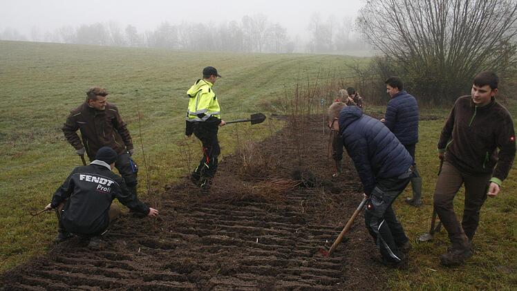 Das Klassenzimmer mit der freien Natur tauschten jüngst 20 Landwirtschaftsschüler bei einem Projekt des Landschaftspflegeverbands bei Großwalbur. Foto: Martin Rebhan