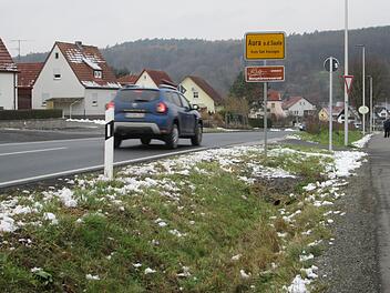 Mit dem Vorschlag des Bad Kissinger Landratsamts und der Polizei, vor der Ortseinfahrt von Aura eine Geschwindigkeitsdrosselung zu installieren, erklärte sich auch der Auraer Gemeinderat einverstanden.  Foto: Winfried Ehling