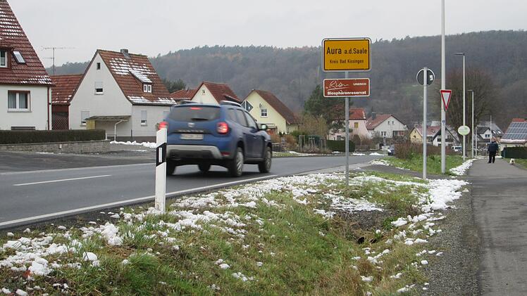 Mit dem Vorschlag des Bad Kissinger Landratsamts und der Polizei, vor der Ortseinfahrt von Aura eine Geschwindigkeitsdrosselung zu installieren, erklärte sich auch der Auraer Gemeinderat einverstanden.  Foto: Winfried Ehling