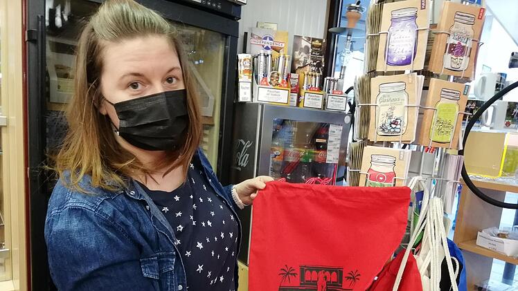 Christine Full mit der neuen Stofftasche und Weltwerbe-Werbung. Foto: Heike Beudert