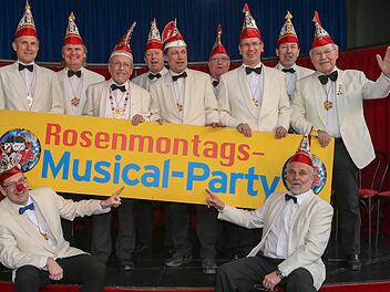 Der Bamberger Elferrat freut sich auf den BRK-Rosenmontagsball am 3. März (von links): Kurt Schneider, Günter Skoberla, Pius Schiele, Alfons Distler, Benedikt Dümig, Guido Primes, Markus Huml, Reinhard Steiner und Franz Goetz; vorne sitzen Gert Papke (li.) und Klaus Otto. Foto: HaR