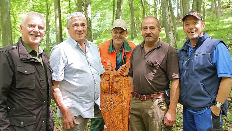 Jürgen Karle, Alfred Frank, Peter Görke, Robert Reuscher und Gottlieb Schwender (von links) an einer der neuen Holzfiguren.