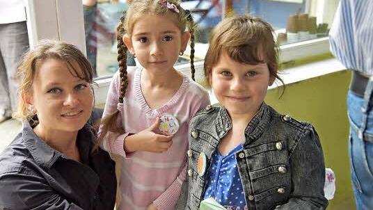 Maryna Kofiel aus der Ukraine, die kleine Angelina aus Weißrussland und Marynas Tochter Yeva