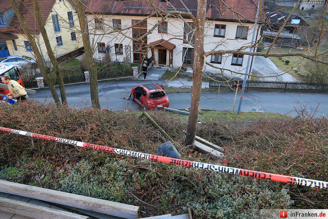 Pkw überschlägt sich in Hollfeld