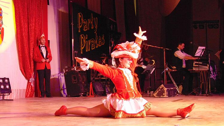 Tanzmariechen Nina Fischer während ihres Auftritts  Foto: Petra Malbrich