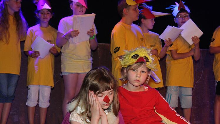Wenn kleine Vögel müde werden, schlafen sie natürlich bei der Mama. Die dritte und vierte Klasse der Grundschule Marktleugast präsentierte bei den Schultheatertagen ein wunderschönes Musical. Kostüme, Gesangseinlagen und die Inszenierung dieses bunten Stückes konnten sich sehen lassen. Foto: Sonny Adam