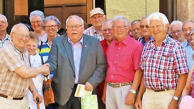 Forchheim war das Ziel einer Tagesfahrt der SPD-Arbeitsgemeinschaft 60plus. Im Rathaus der Stadt wurden die Teilnehmer vom zweiten B&uuml;rgermeister Franz Streit (CSU) empfangen. Mit im Bild der Kreisvorsitzende Landkreis Bad Kissingen, Adolf Lieb.  Foto: Dieter Britz