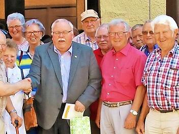 Forchheim war das Ziel einer Tagesfahrt der SPD-Arbeitsgemeinschaft 60plus. Im Rathaus der Stadt wurden die Teilnehmer vom zweiten Bürgermeister Franz Streit (CSU) empfangen. Mit im Bild der Kreisvorsitzende Landkreis Bad Kissingen, Adolf Lieb.  Foto: Dieter Britz