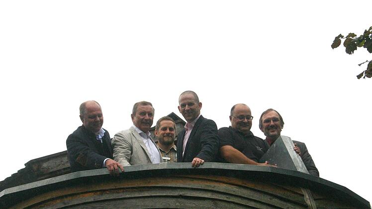 Sie sind zufrieden mit dem Ergebnis der Renovierung der "Arche 2020" (von links): Stephan Schink, Franz Brosch, Martin Kummer (Jubi), Rainer Mattern (Kirchenverwaltung), Jürgen Rückert (Jubi) und Dekan Andreas Kleefeld.  Foto: Martin Rebhan