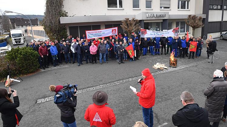 Die Kundgebung vor der Firma Waasner in Forchheim-Nord Foto:Ronald Rinklef
