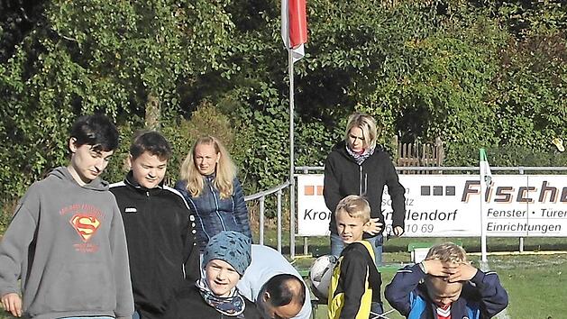 Einige der Teilnehmer mit Betreuern und Schiedsrichtern beim Dribbelparcours  Foto: Helmut B&ouml;hnlein