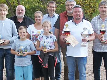 Die Stadtsteinacher Boccia-Meister: (vorne, von links) Julian Heinz, Emil Wollmerstedt, Annika Hüttner, Jana Pöhner, Klaus Pfändner und Stefan Hüttner mit (hinten, von links) Heinz Nowack, Roland Wolfrum und Wolfgang Hoderlein. Foto: Klaus Klaschka