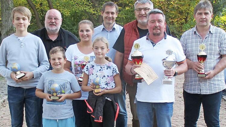 Die Stadtsteinacher Boccia-Meister: (vorne, von links) Julian Heinz, Emil Wollmerstedt, Annika Hüttner, Jana Pöhner, Klaus Pfändner und Stefan Hüttner mit (hinten, von links) Heinz Nowack, Roland Wolfrum und Wolfgang Hoderlein. Foto: Klaus Klaschka